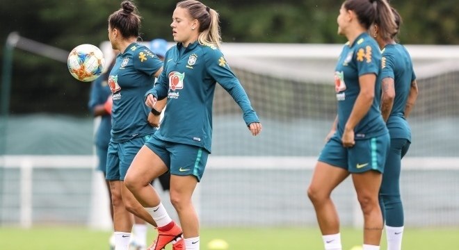 Andressinha treina em Lille para jogo contra a Itália
